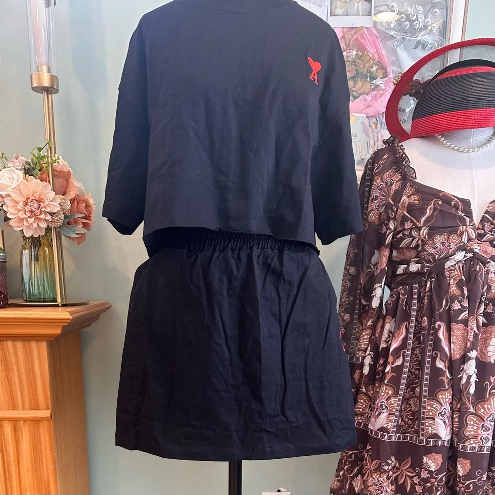 Black Women's Elastic-Waist Skirt with Red Heart Detail - Picture 11 of 13